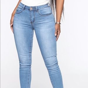 ⭐️SOLD⭐️ Mid rise skinny jeans-light